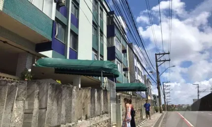 Apartamento com 2 quartos e dependência completa em amaralina para venda na rua visconde de itaborahy no edifício bermudas