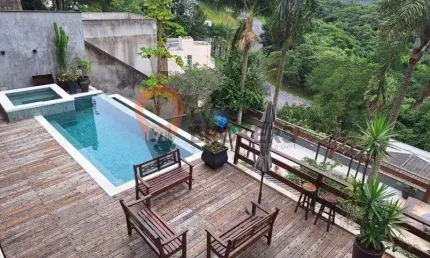 Imperdível casa em condomínio à venda em Arujá-SP: 3 quartos, 1 suíte, 3 salas, 5 banheiros, 4 vagas, 420m². Confira já!
