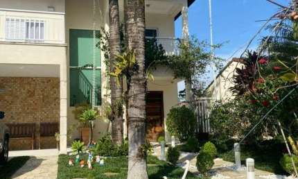 Luxuosa Casa de Condomínio à Venda em Bertioga-SP: 5 Quartos, 5 Suítes, 3 Salas, 4 Vagas, 320m² no Centro.