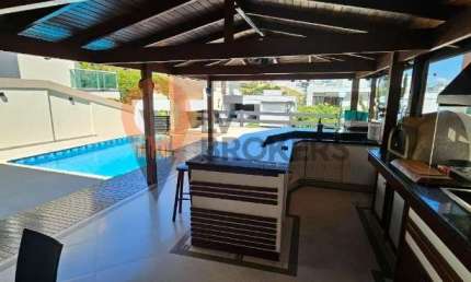 Sobrado estilo colonial, com acabamento premium com suítes, Sala de lareira, suite ampla no terreo, espaço gourmet integrado a piscina - ARUA BRISAS