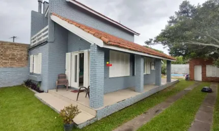 Linda residência em alvenaria, localizada no Centro de Imbé!