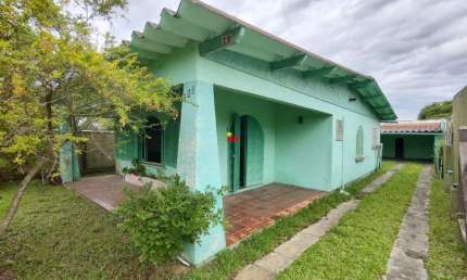 Casa 03 dormitórios ao lado da Av. Santa Rosa no centro de Imbé-RS!