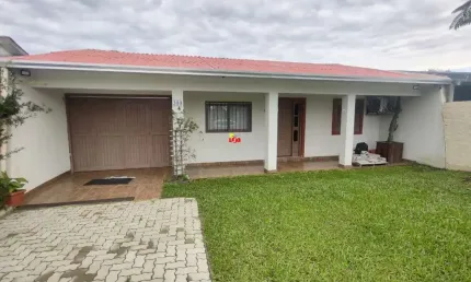 Casa 03 dormitórios ao lado de avenida principal e próxima do mar!