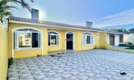 Casa em ótima localização em Tramandaí com 5 suítes e 2 terrenos