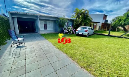 Casa de 02 dormitórios e com piscina. Tramandaí, Zona Nova!