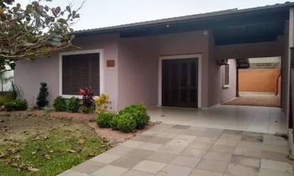 Casa à venda em imbé - centro, semi-mobiliada, com jardim e pátio fechado