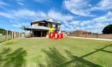 Casa - Sobrado com 3 quartos, próxima ao mar na Zona Nova em Tramandaí