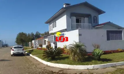 Casa Sobrado à venda em Balneário Harmonia/ Imbé - Próximo ao Mar, com Piscina e Móveis Planejados