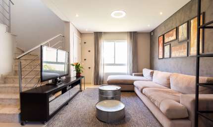 Sobrado Triplex de 158m² com 3 Quartos, Suíte, 2 Vagas, Quintal e Terraço no Residencial Face Norte, Bairro Tingui