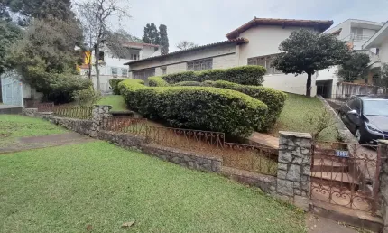 Descubra o Charme e a História em Uma Casa Térrea dos Anos 40!