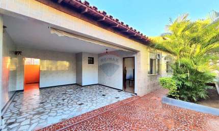 Casa Linear com Amplo Jardim e Área Gourmet em Niterói