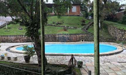 Linda casa de campo em Teresópolis, com um rio, campo de futebol piscina e um grande galpão.