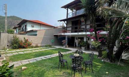 Linda casa de três andares, com 5 quartos, uma área gourmet e piscina, em Itaipu.
