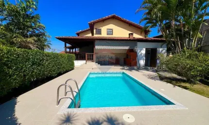 Linda casa  duplex c/ 4 qts, 1 suíte master com  hidro - espaço gourmet com Churrasqueira, sauna e piscina em um belo condomínio fechado.