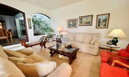 Linda casa em São Francisco, com 5 quartos, 3 suítes e piscina.