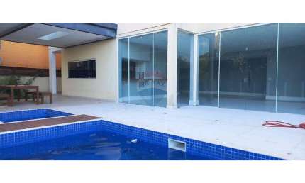 Linda casa em condomínio, com 4 quartos,  piscina e churrasqueira.