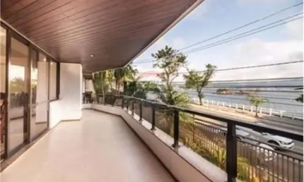 Maravilhoso e amplo apartamento, com 5 quartos sendo 4 suítes,  3 vagas - frente mar ao lado do MAC
