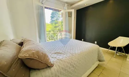 Casa em condomínio fechado, conceito sítio, com mais de 1.800m2 e arquitetura moderna com 03 quartos sendo 02 suítes por apenas R$ 779.000,00.