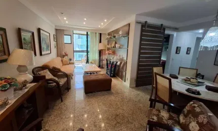 Excelente apartamento de frente, com 3 quartos, 1 suíte, closet e uma linda vista para a praia da varanda.