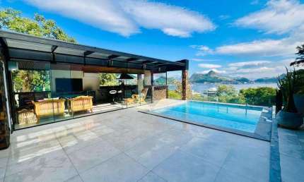 Casa EXCLUSIVA de Alto Padrão em Charitas, TODOS OS CÔMODOS com VISTA MAR, 04 suítes, sendo 02 c/ closet e duas vagas.