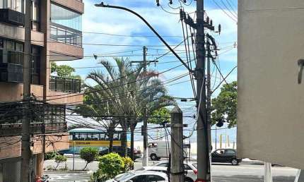Encantadora casa de dois andares na quadra da praia de Icaraí, com 5 quartos suíte e 3 vagas de garagem