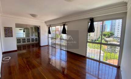 Apartamento 3/4, suíte, varanda, armários, DCE, 2 vagas, no Jardim Apipema