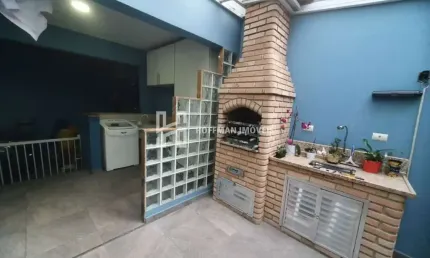 Sobrado com 03 dormitórios, 01 suíte, 02 banheiros, 02 vagas à venda no bairro santo antonio !