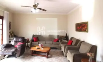 CASA ASSOBRADADA NO SANTA MARIA, GRANDE E ÓTIMA LOCALIZAÇÃO.