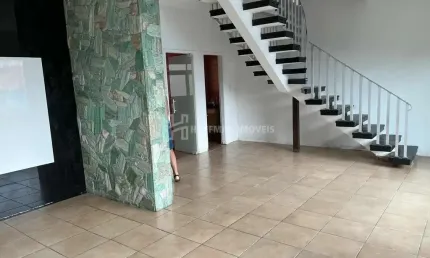 Sobrado com 03 dormitórios, 01 suíte e 06 vagas no Bairro Cerâmica