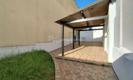 Casa térrea com 02 dormitórios, 01 suíte e 03 vagas de garagem no bairro barcelona