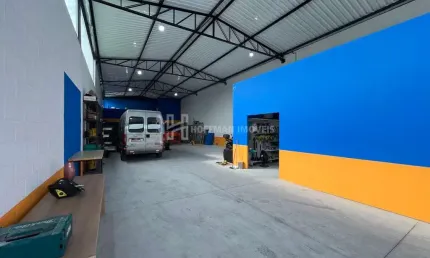 Galpão à venda amplo com 350m² e com 03 vagas de garagem no Bairro Fundação