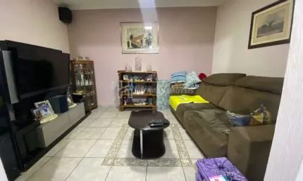Casa com 3 quartos sendo deles 1 suíte e 1 banheiro, 2 vagas à venda - olímpico