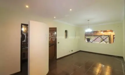 Casa Térrea com 03 Dormitórios, 02 Suítes, 02 Vagas + Edícula à Venda no Bairro Santa Paula - SCS !!