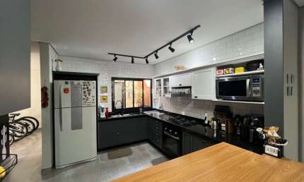 Casa para alugar com 203m² 3 quartos e 2 vagas de garagem.