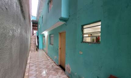 Casa com 4 dormitórios, 2 banheiros e 2 vagas cobertas no Jardim Marek em Santo André. Imóvel ideal para renda!