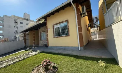 Casa para Venda em Palhoça, Pagani, 3 dormitórios, 2 suítes, 1 banheiro, 3 vagas