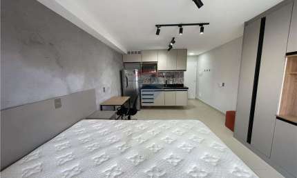 Studio mobiliado com 27mt² na Saúde. 1 dormitório integrado a cozinha e varanda. Apenas 4 minutos a pé do metrô Praça da Árvore