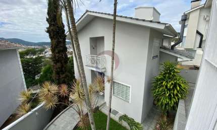 Casa em condomínio fechado com 3 quartos para alugar na Rua Europa, 410, Trindade, Florianópolis por R$ 10.000