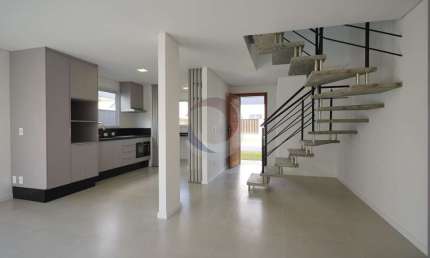Casa em condomínio fechado com 3 quartos para alugar na Rua Sagrado Coração de Jesus, 811, Morro das Pedras, Florianópolis por R$ 6.890