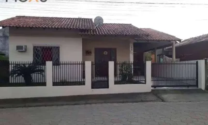 2 casas no terreno, escrituradas no centro de penha