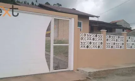 Casa à venda em piçarras – ampla estrutura e área externa perfeita para lazer!