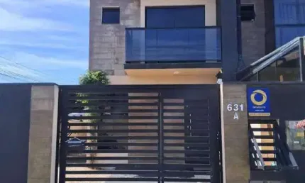 'sobrado elegante com 2 suítes em localização privilegiada.