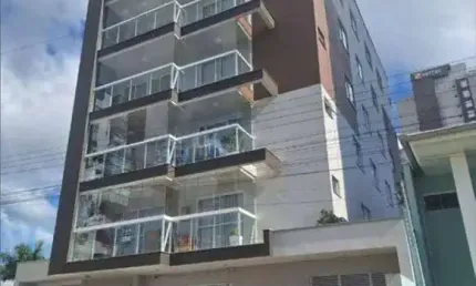 Apartamento quadra mar em piçarras: 3 quartos (1 suíte), vista mar em todos os cômodos e lazer no rooftop!