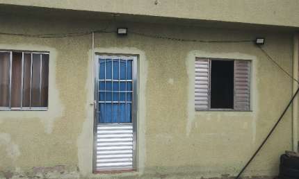 Oportunidade de Investimento: Casa Espaçosa com Comércio Locado!