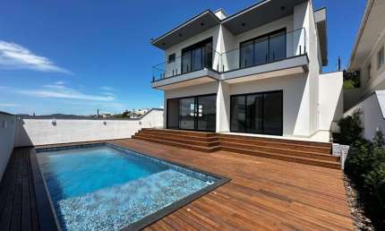 Casa Alto Padrão com 3 dormitórios e 2 suítes no Pedra Branca - Palhoça/SC