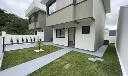 Sobrado de esquina com 3 dormitórios (1 suíte) no caminho novo - palhoça/sc