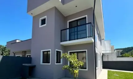 Sobrado com 3 dormitórios (1 suíte) em Potecas - São José/SC