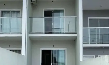 Sobrado de 2 dormitórios com sacada em Potecas - São José/SC
