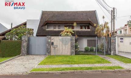 Casa com quintal, Porteira Fechada, 4 quartos, vagas pra 7 carros, no Jardim das Américas com 597m2 de terreno e 336m2 de construção, Curitiba PR