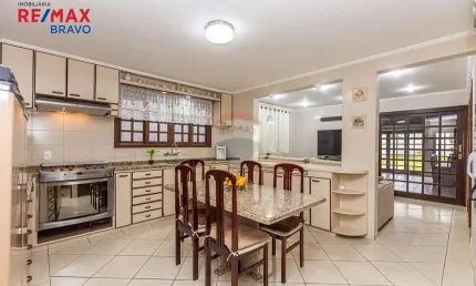 Casa com quintal, Porteira Fechada, 4 quartos, vagas pra 7 carros, no Jardim das Américas com 597m2 de terreno e 336m2 de construção, Curitiba PR